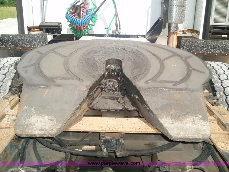 image for item 2592 2003 Kenworth Construct T600 semi truck