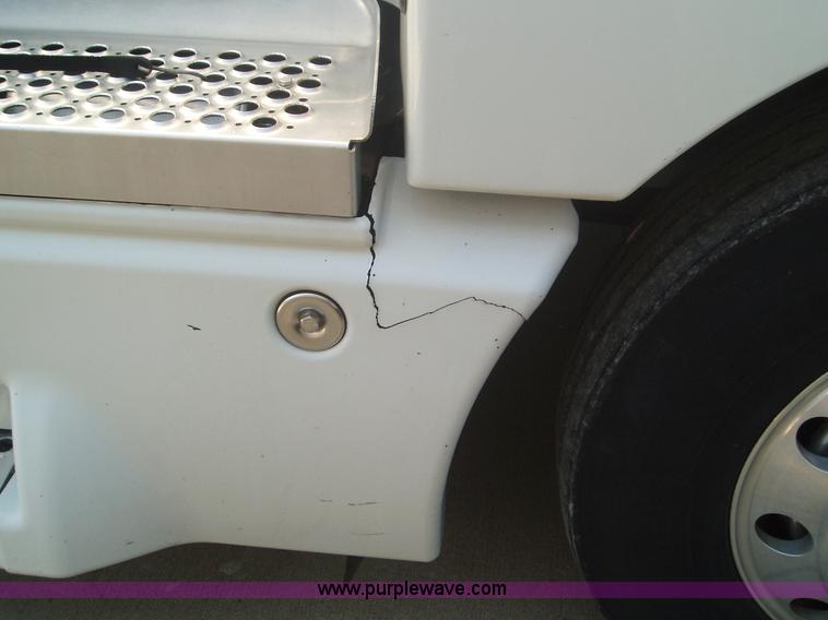 image for item 2592 2003 Kenworth Construct T600 semi truck