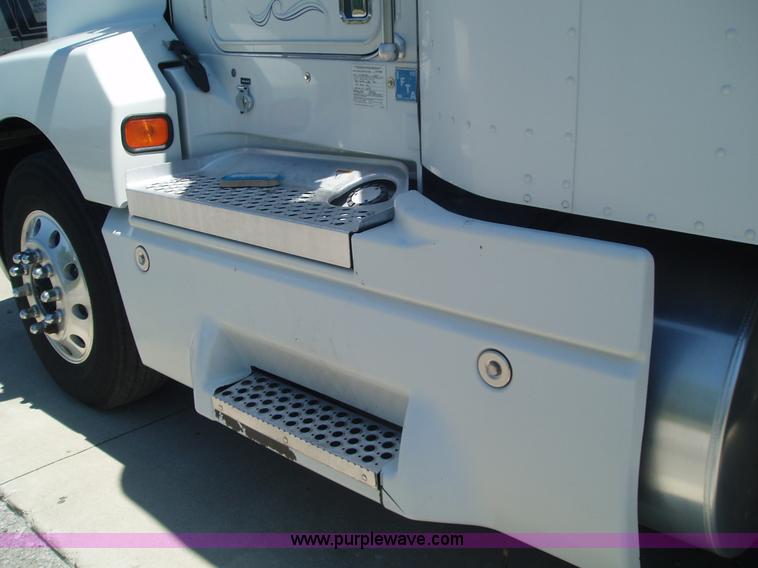 image for item 2592 2003 Kenworth Construct T600 semi truck