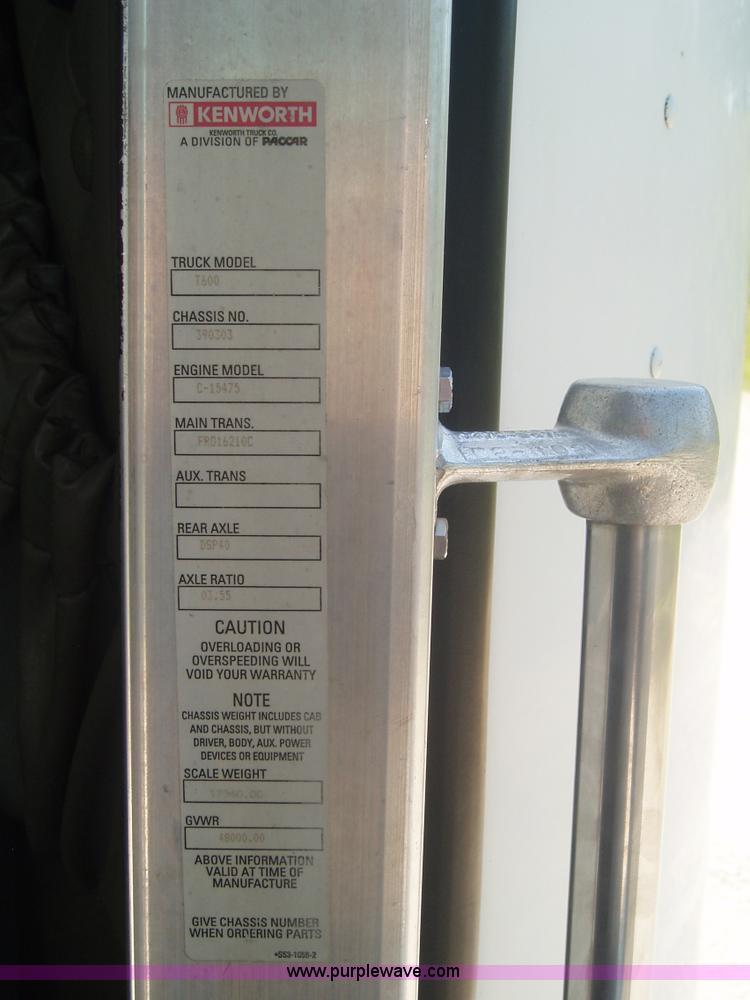 image for item 2592 2003 Kenworth Construct T600 semi truck