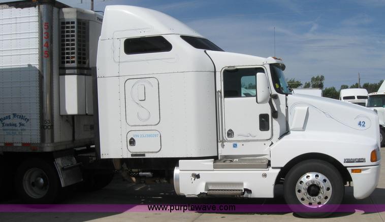 image for item 2620 2003 Kenworth Construct T600 semi truck