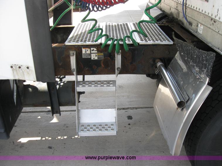 image for item 2620 2003 Kenworth Construct T600 semi truck