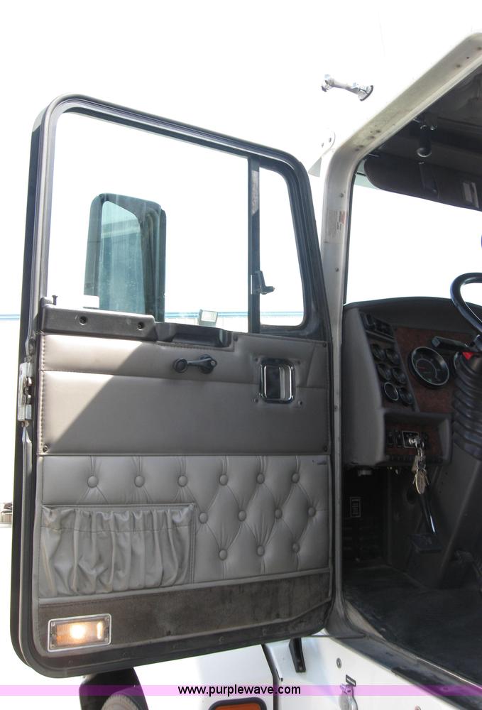 image for item 2620 2003 Kenworth Construct T600 semi truck