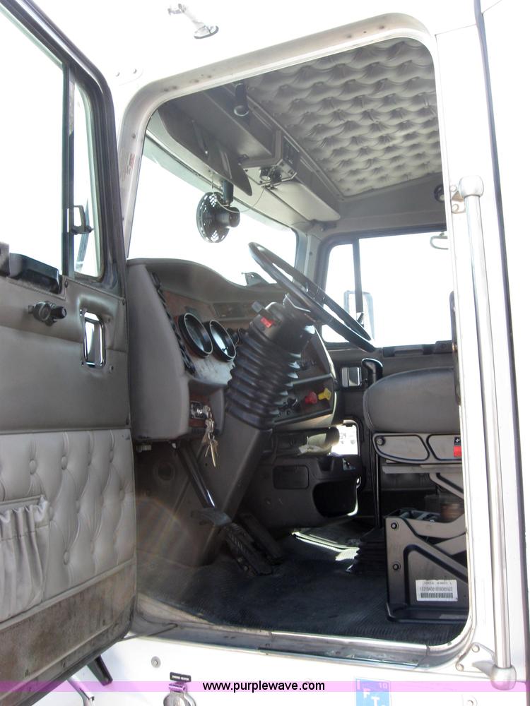 image for item 2620 2003 Kenworth Construct T600 semi truck