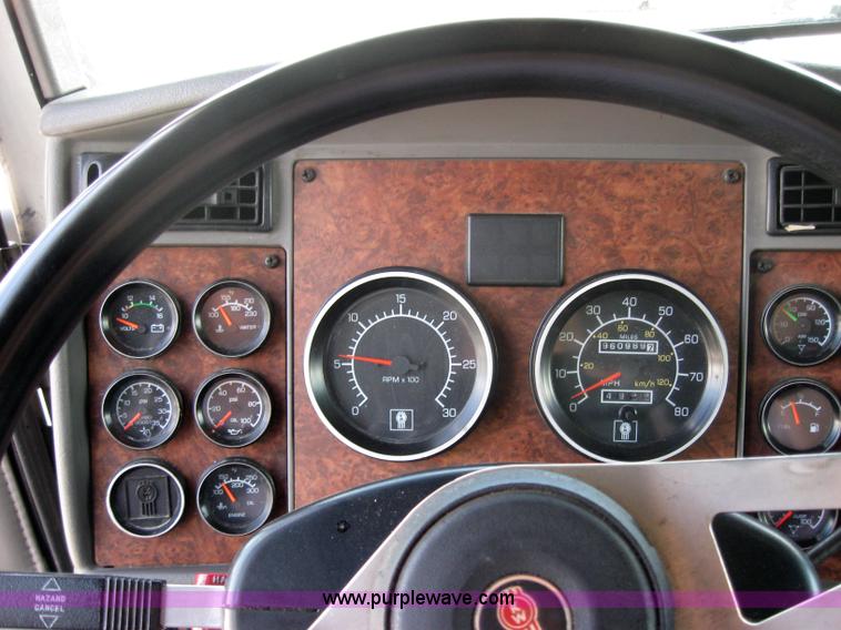 image for item 2620 2003 Kenworth Construct T600 semi truck