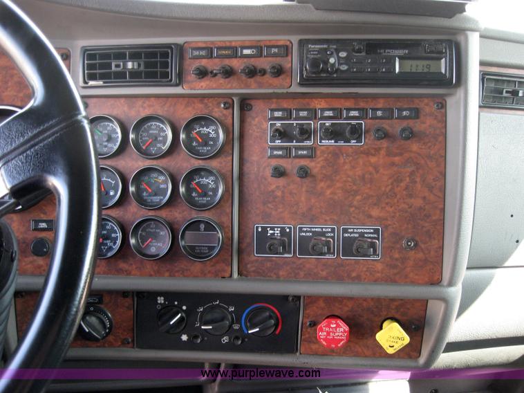 image for item 2620 2003 Kenworth Construct T600 semi truck