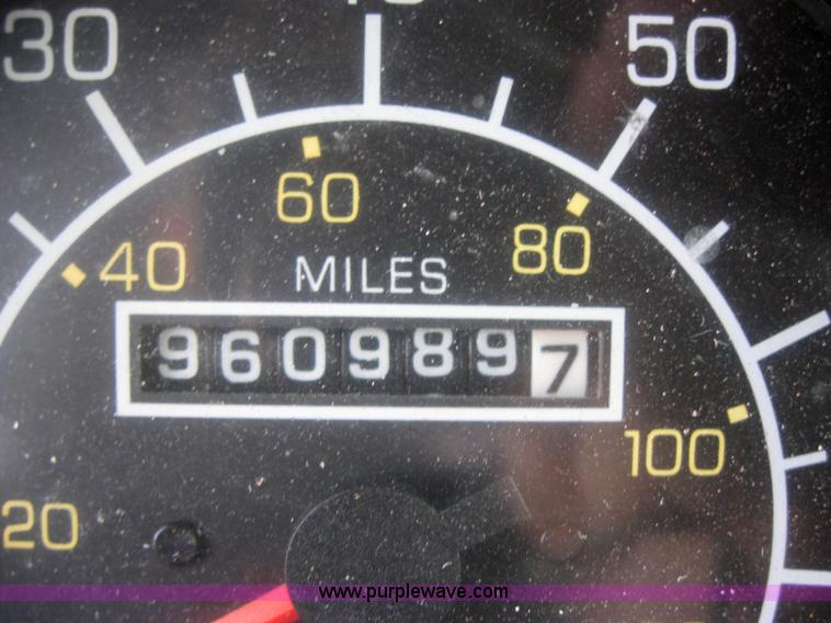 image for item 2620 2003 Kenworth Construct T600 semi truck