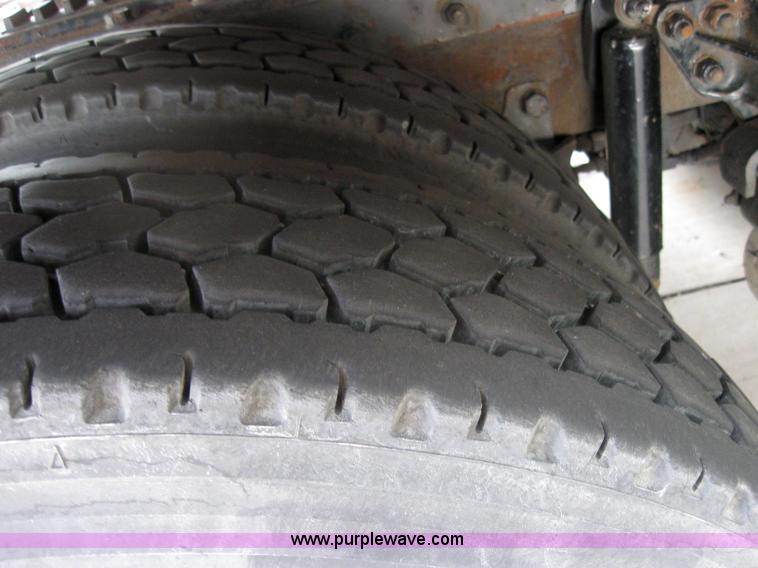 image for item 2620 2003 Kenworth Construct T600 semi truck