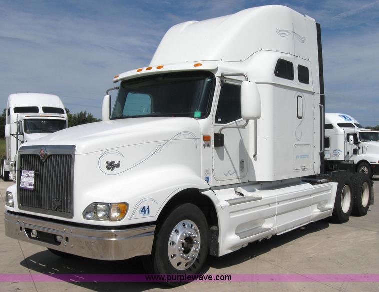 image for item 2621 2002 International 9400i semi truck