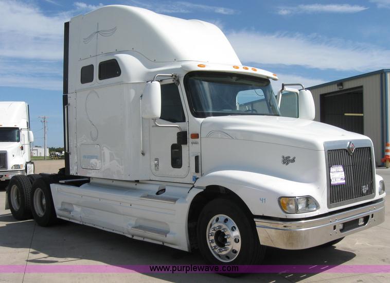image for item 2621 2002 International 9400i semi truck