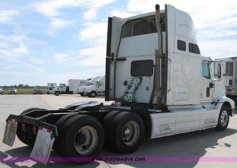 image for item 2621 2002 International 9400i semi truck