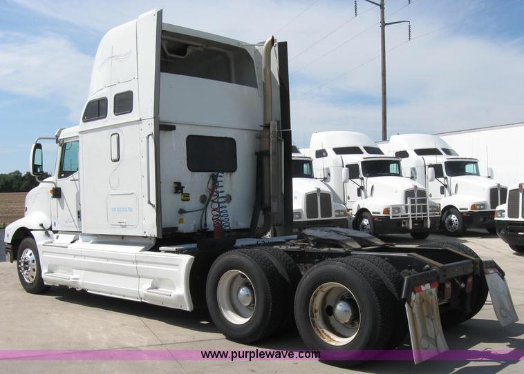 image for item 2621 2002 International 9400i semi truck