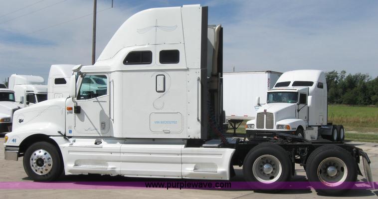 image for item 2621 2002 International 9400i semi truck