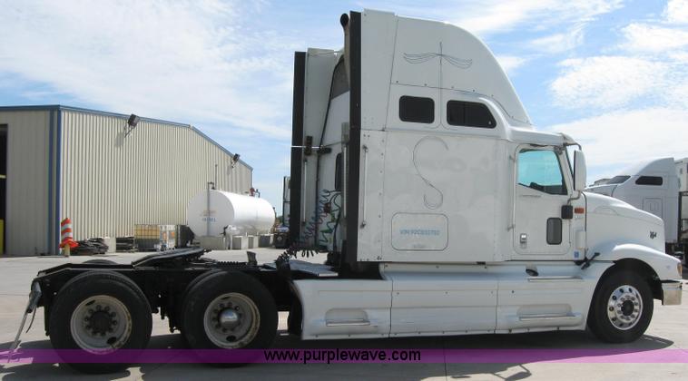 image for item 2621 2002 International 9400i semi truck