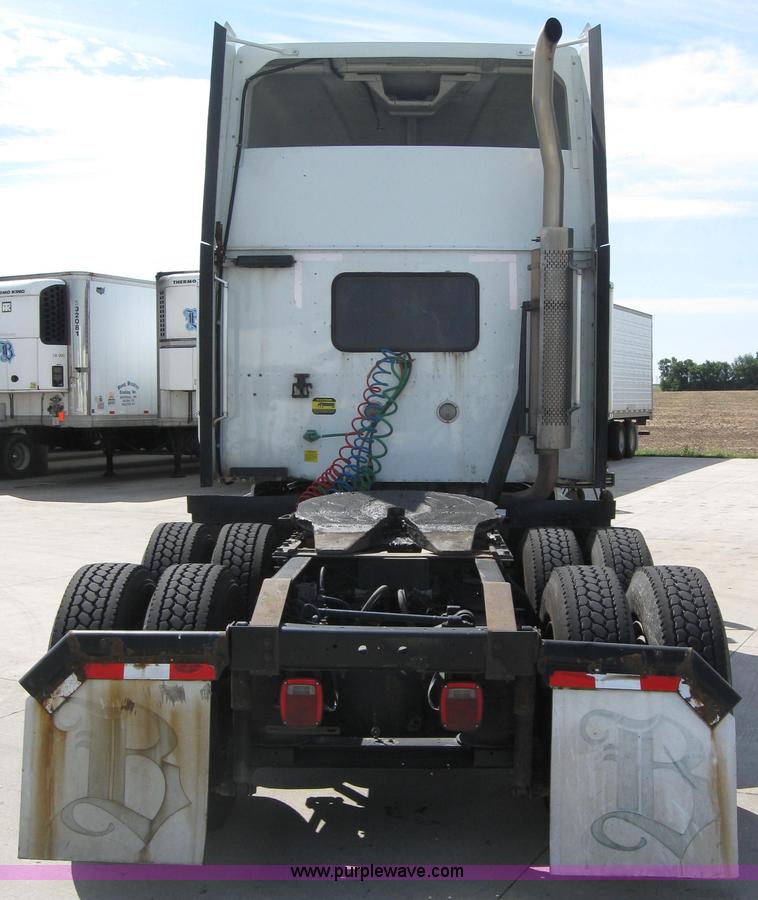 image for item 2621 2002 International 9400i semi truck