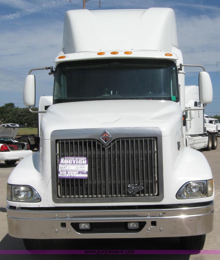 image for item 2621 2002 International 9400i semi truck