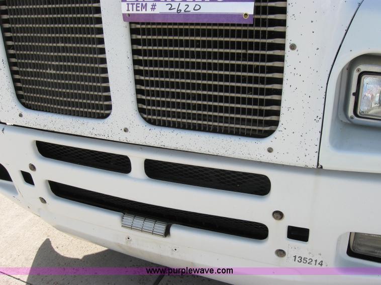 image for item 2621 2002 International 9400i semi truck