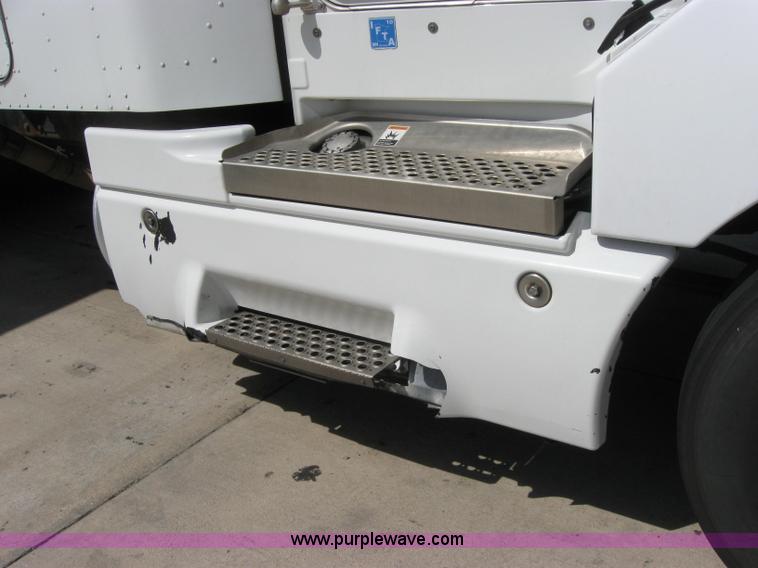 image for item 2621 2002 International 9400i semi truck