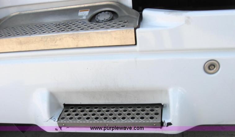 image for item 2621 2002 International 9400i semi truck