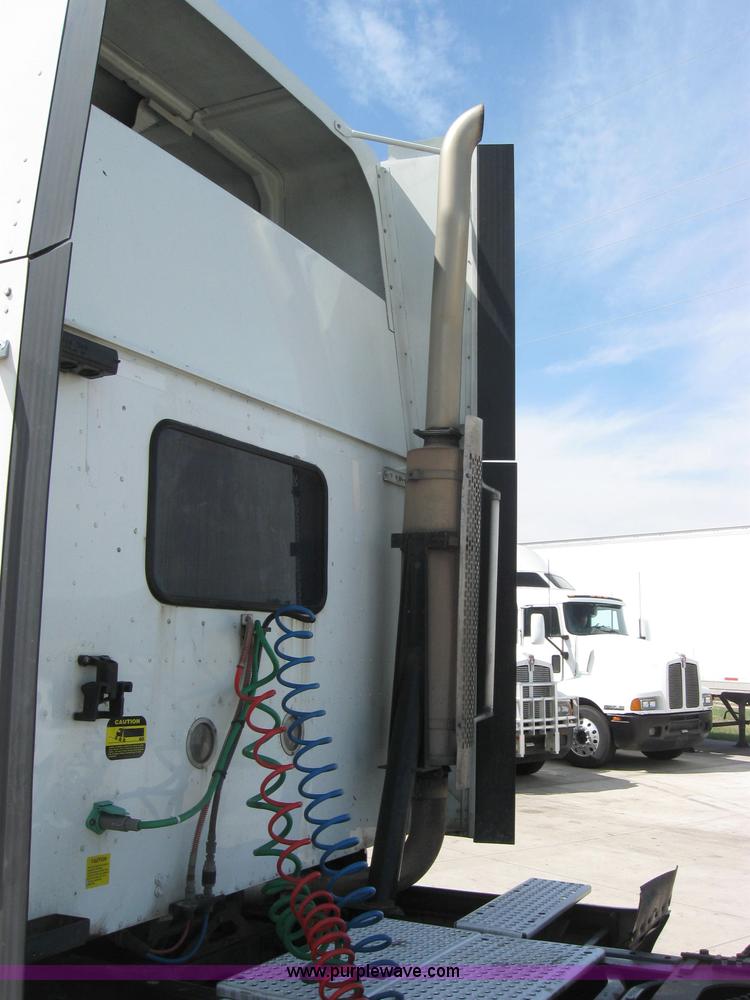 image for item 2621 2002 International 9400i semi truck