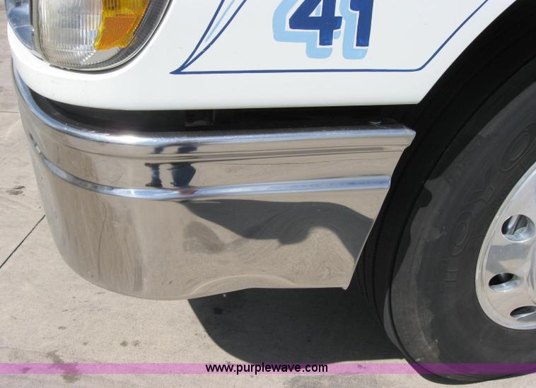 image for item 2621 2002 International 9400i semi truck