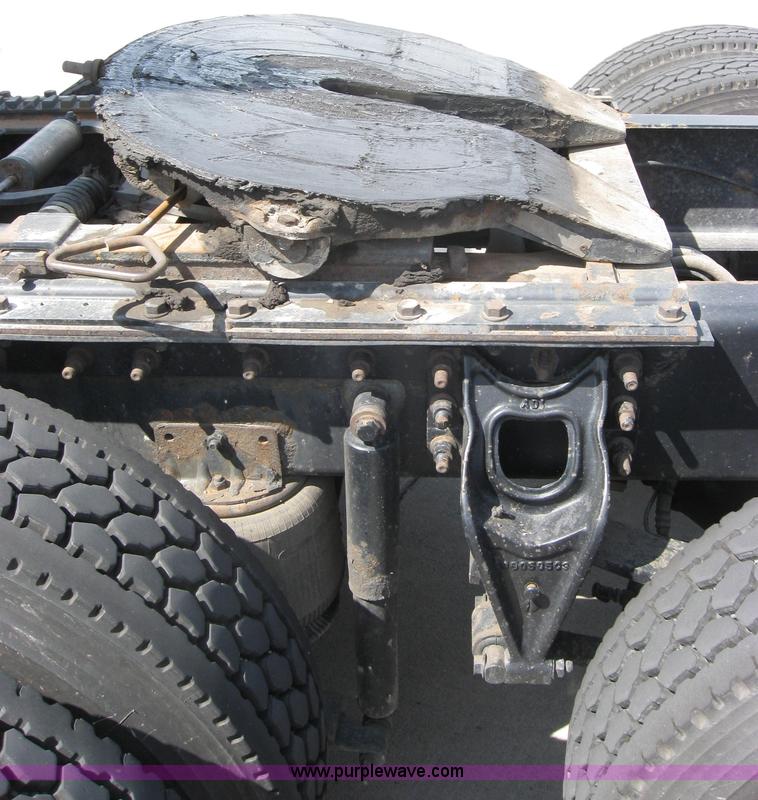 image for item 2621 2002 International 9400i semi truck