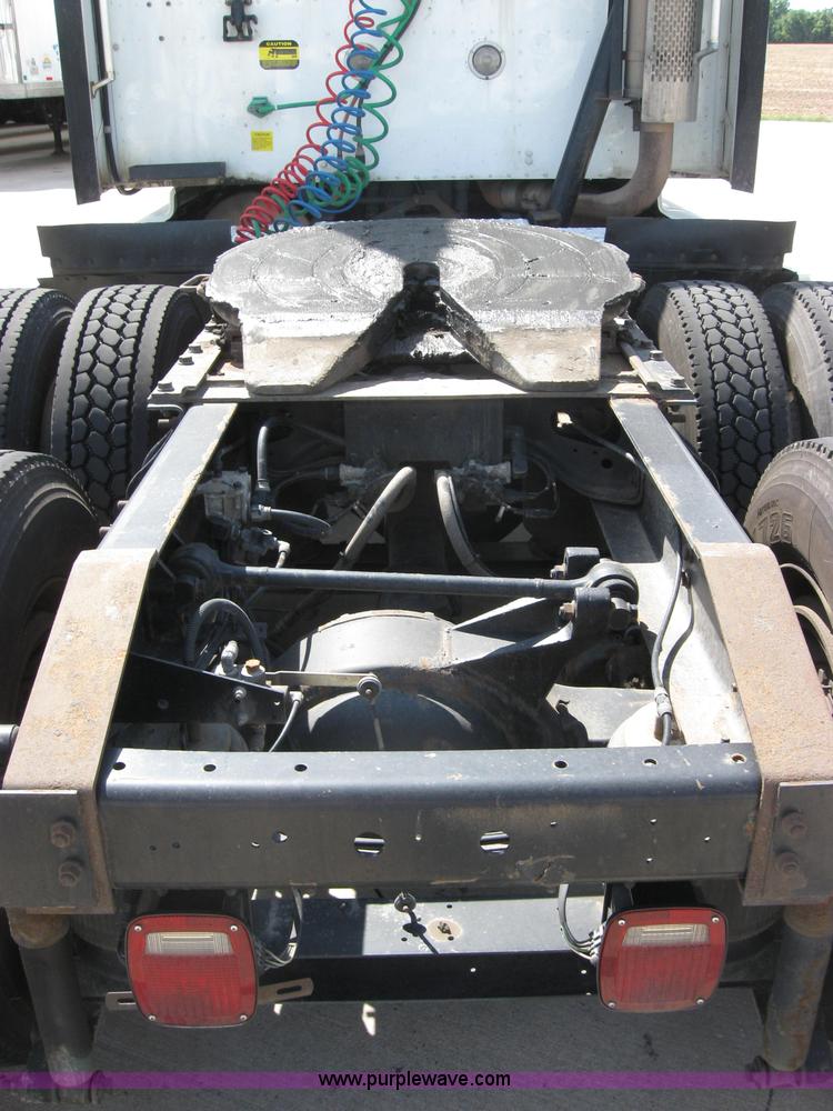 image for item 2621 2002 International 9400i semi truck