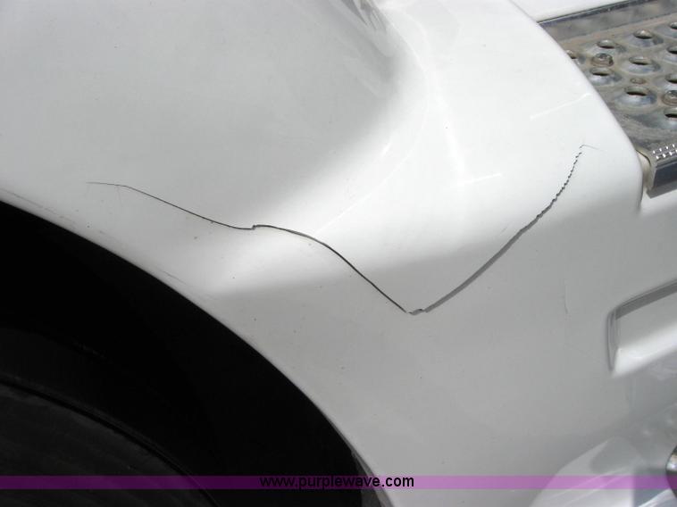 image for item 2621 2002 International 9400i semi truck