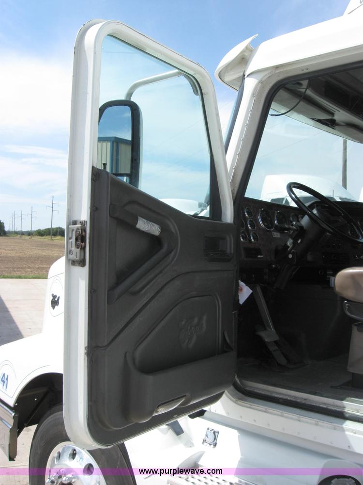 image for item 2621 2002 International 9400i semi truck