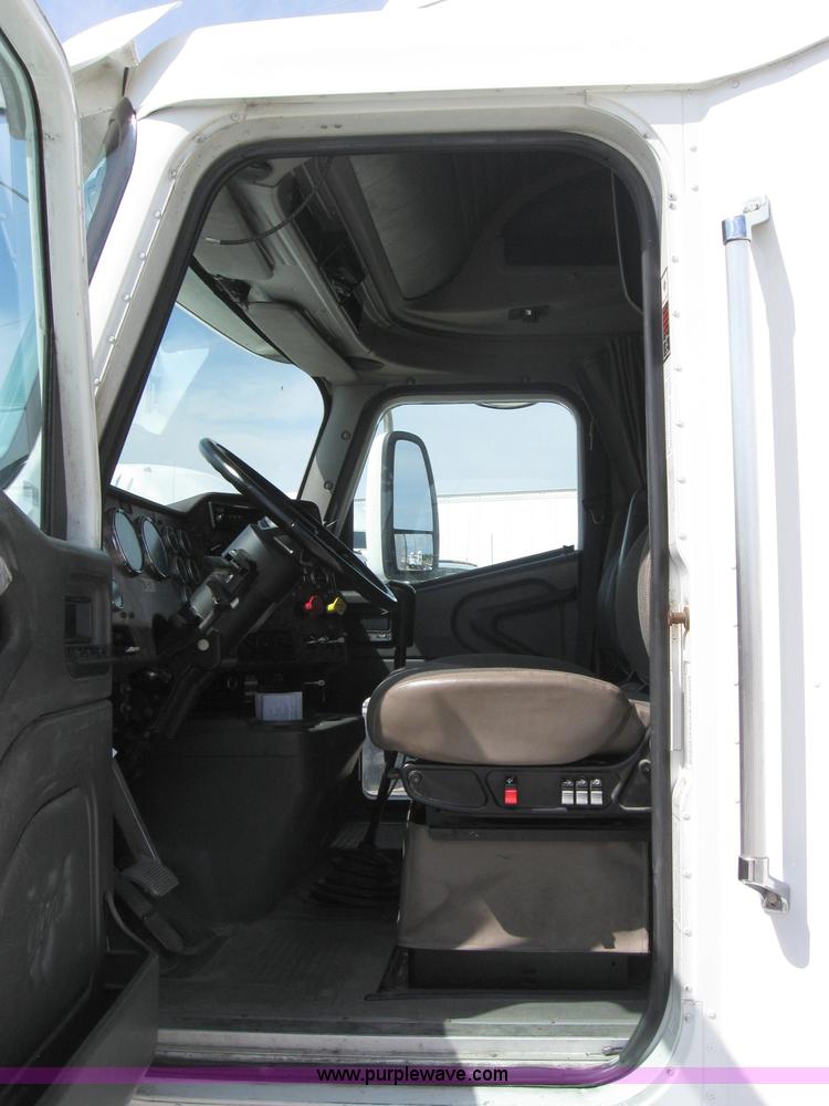image for item 2621 2002 International 9400i semi truck