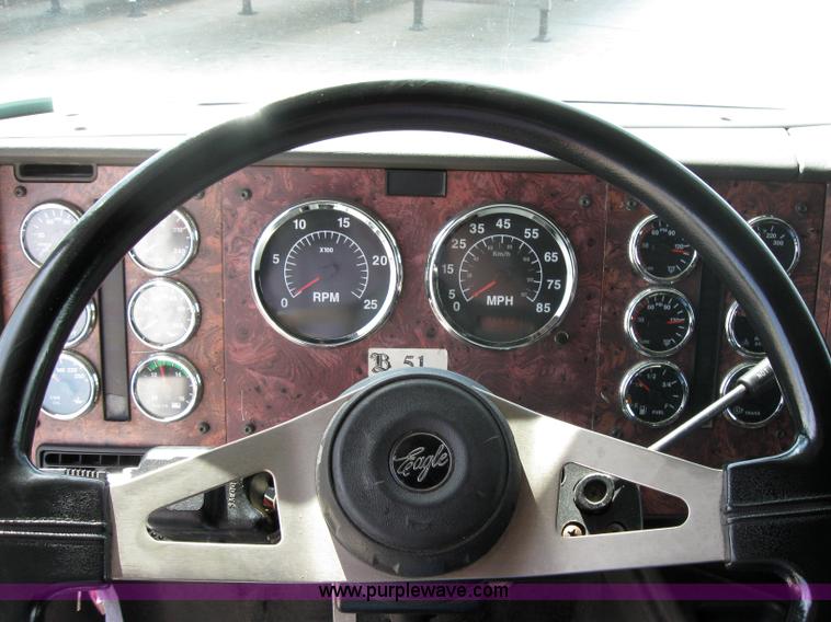 image for item 2621 2002 International 9400i semi truck