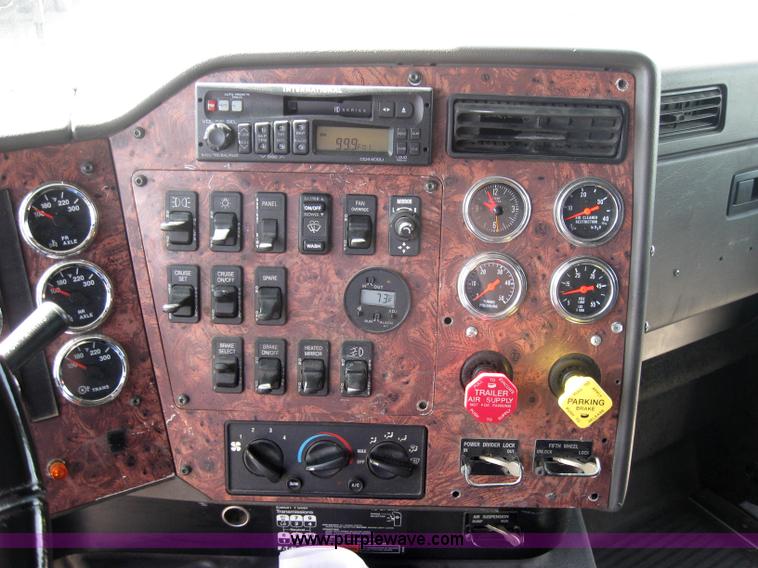 image for item 2621 2002 International 9400i semi truck