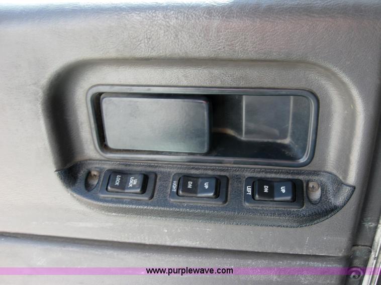 image for item 2621 2002 International 9400i semi truck