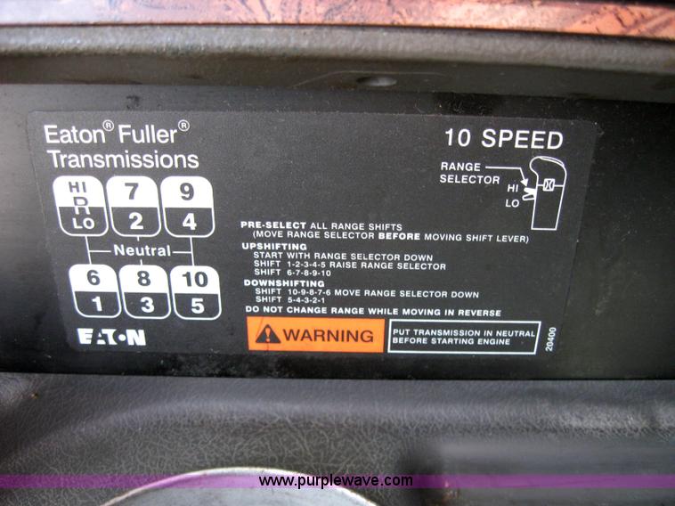 image for item 2621 2002 International 9400i semi truck