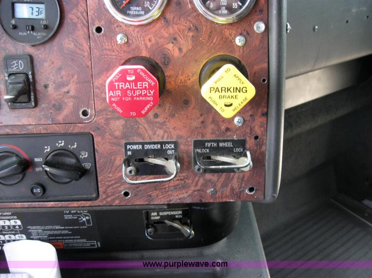 image for item 2621 2002 International 9400i semi truck