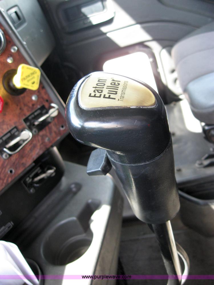 image for item 2621 2002 International 9400i semi truck