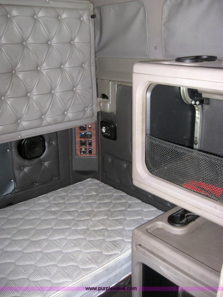 image for item 2621 2002 International 9400i semi truck