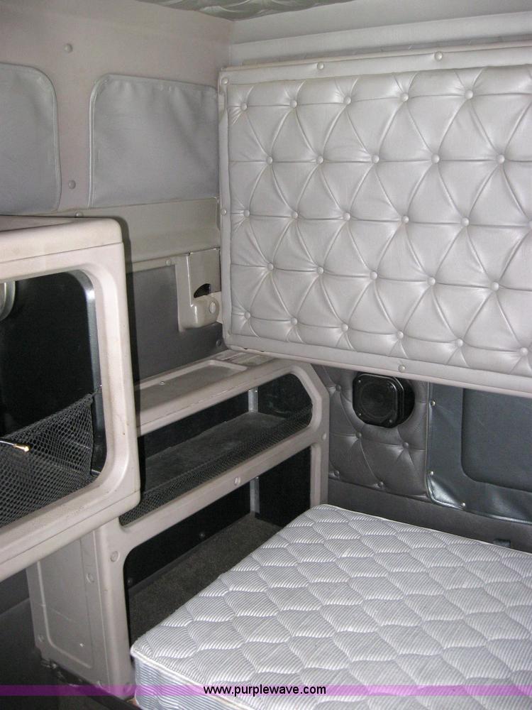 image for item 2621 2002 International 9400i semi truck