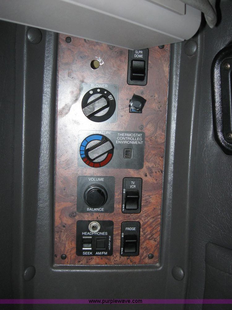 image for item 2621 2002 International 9400i semi truck