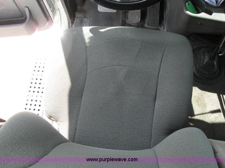 image for item 2621 2002 International 9400i semi truck