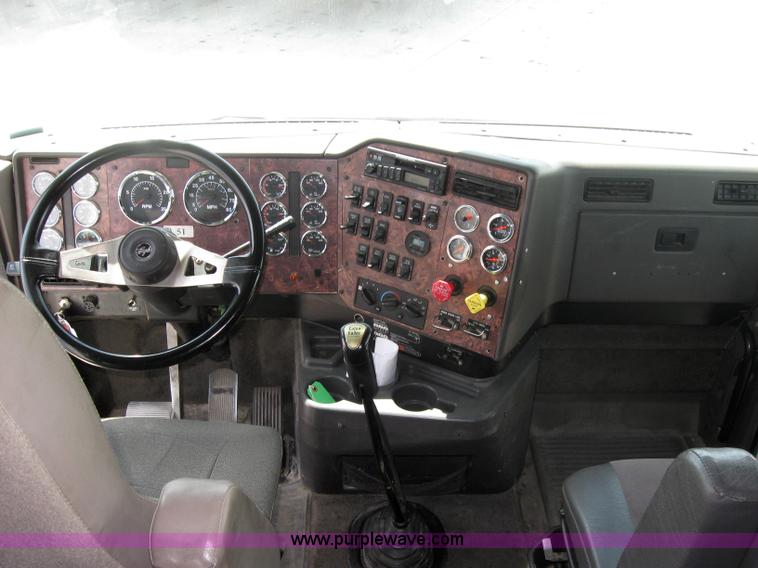 image for item 2621 2002 International 9400i semi truck