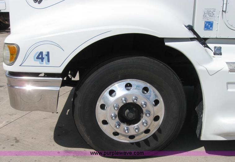 image for item 2621 2002 International 9400i semi truck