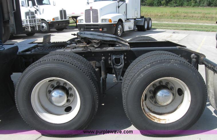 image for item 2621 2002 International 9400i semi truck