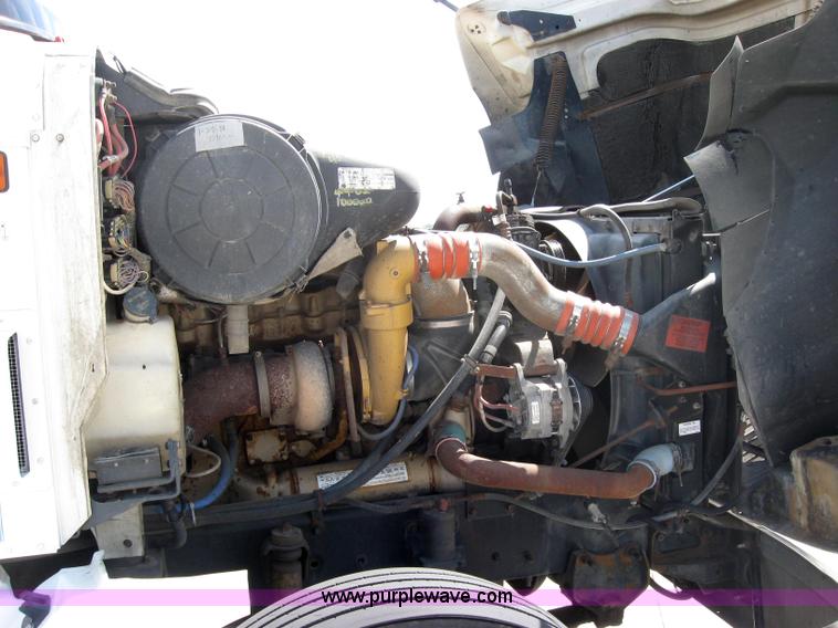 image for item 2621 2002 International 9400i semi truck