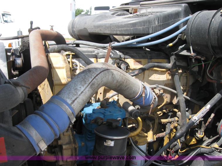 image for item 2621 2002 International 9400i semi truck