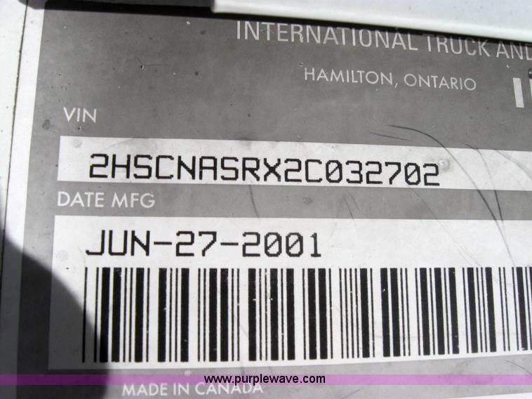 image for item 2621 2002 International 9400i semi truck