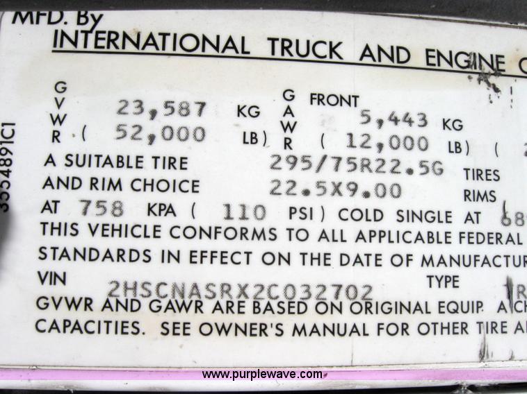image for item 2621 2002 International 9400i semi truck