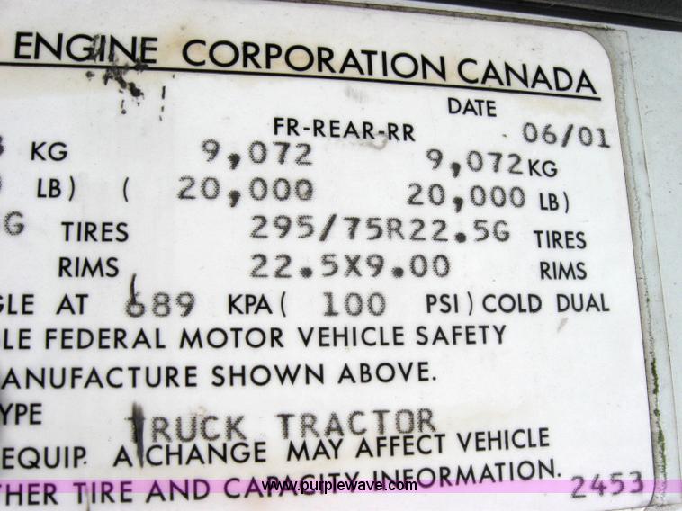 image for item 2621 2002 International 9400i semi truck