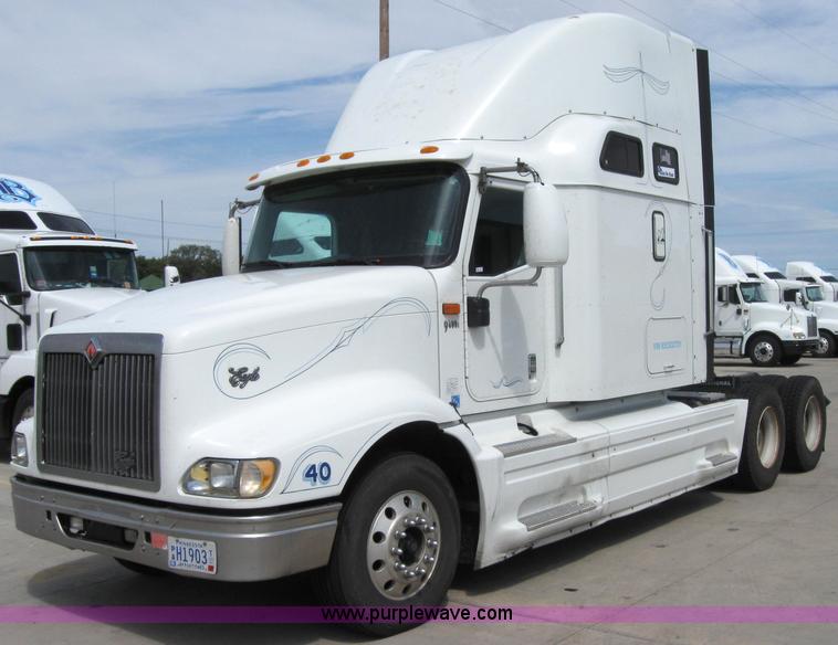 image for item 2622 2002 International 9400I semi truck