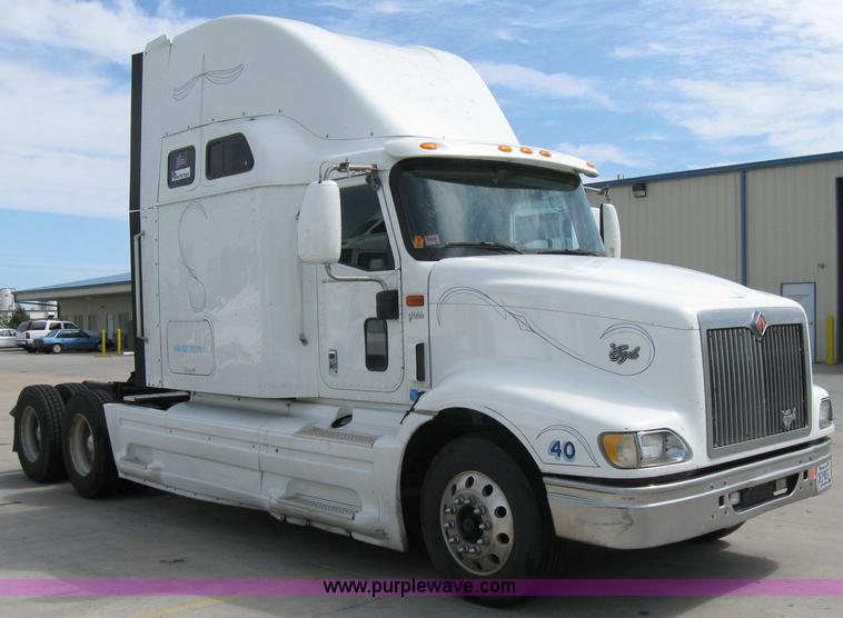 image for item 2622 2002 International 9400I semi truck